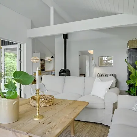 4 Bedroom Lovely In بيت للعطل