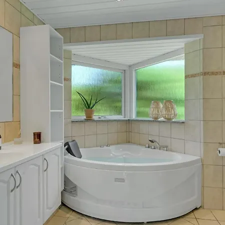 بيت للعطل 4 Bedroom Lovely In جيليليه