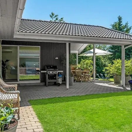 بيت للعطل 4 Bedroom Lovely In *